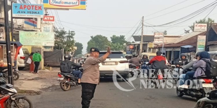 Berikan Pelayanan Prima, Anggota Polsek Lembursitu Rutin Gatur Pagi dan Sore