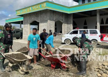 Pergencar Kegiatan Teritorial, Satgas Yonif 310/KK Bantu Bangun Kamar Mandi Masjid