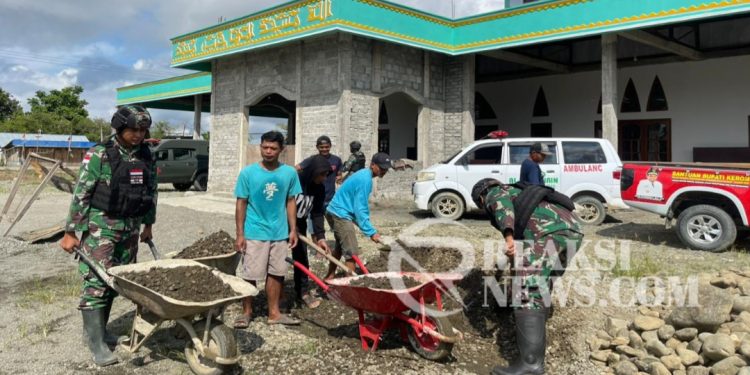 Pergencar Kegiatan Teritorial, Satgas Yonif 310/KK Bantu Bangun Kamar Mandi Masjid
