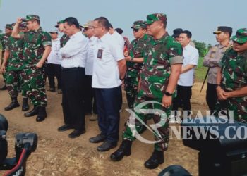 KASAD Bersama Mentan Adu Berat Singkong Dalam Panen Raya Singkong di Ciemas
