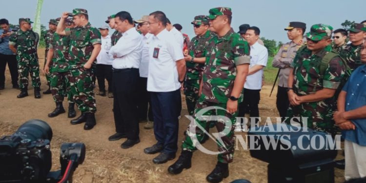 KASAD Bersama Mentan Adu Berat Singkong Dalam Panen Raya Singkong di Ciemas