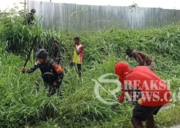 Peduli Lingkungan, Satgas Yonif 310/KK Ajak Warga Bersihkan Jalan ampung