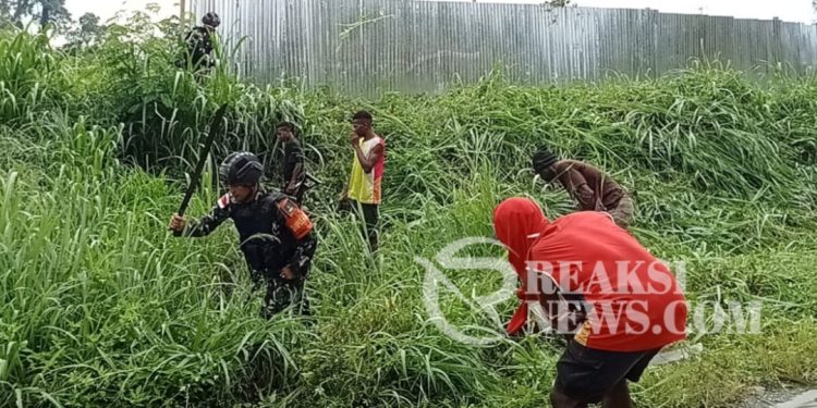 Peduli Lingkungan, Satgas Yonif 310/KK Ajak Warga Bersihkan Jalan ampung