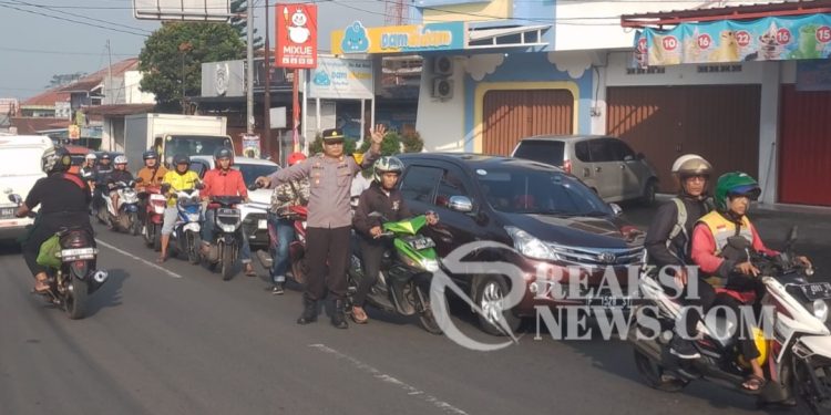 Berikan Pelayanan Prima Kapolsek Lembursitu Ajak Anggota Gatur Pagi