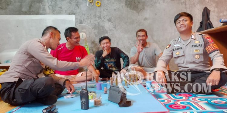 Anggota Polsek Lembursitu Melaksanakan Patroli Dialogis dengan Usaha UMKM