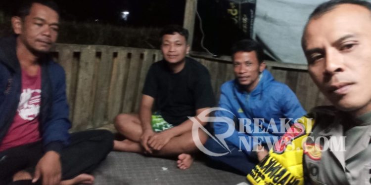 Sambangi Pos Kamling, Bhabinkamtibmas Polsek Lembursitu, Ajak Warga Aktif Jaga Kamtibmas