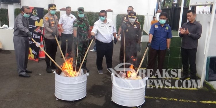 Dandim 0607/Kota Sukabumi Ikut Musnahkan Barang Bukti Kejaksaan Negeri Kota Sukabumi