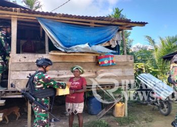 Atasi Kesulitan Rakyat, Satgas Yonif 310/KK Bagikan Paket Sembako