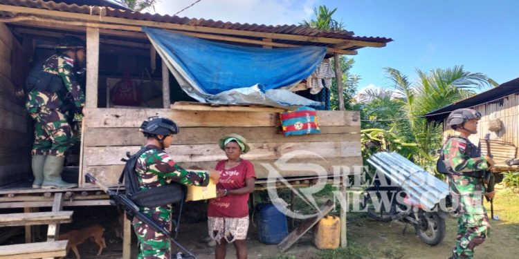 Atasi Kesulitan Rakyat, Satgas Yonif 310/KK Bagikan Paket Sembako