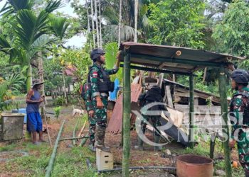 Satgas Yonif 310/KK Buatkan Kamar Mandi Sederhana Untuk Keluarga Lukas Kelaimi