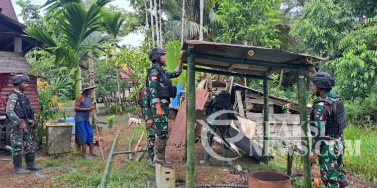 Satgas Yonif 310/KK Buatkan Kamar Mandi Sederhana Untuk Keluarga Lukas Kelaimi