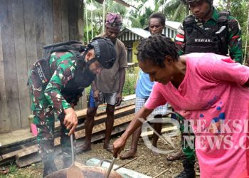 Ciptakan Masyarakat Mandiri, Satgas Yonif 310/KK Ajarkan Cara Membuat Minyak Kelapa
