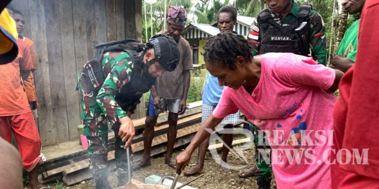 Ciptakan Masyarakat Mandiri, Satgas Yonif 310/KK Ajarkan Cara Membuat Minyak Kelapa