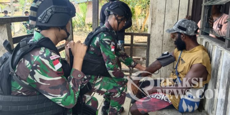 Tingkatkan Jangkauan Dan Mutu Pelayanan Kesehatan, Satgas Yonif 310/KK Gelar Pengobatan Keliling