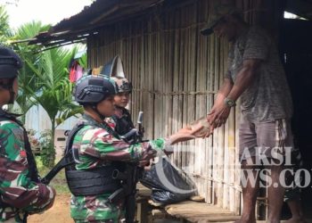 Masyarakat Senang Satgas Yonif 310/KK Berkunjung Dan Bagikan Makan Siang Gratis