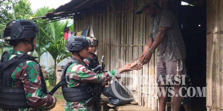 Masyarakat Senang Satgas Yonif 310/KK Berkunjung Dan Bagikan Makan Siang Gratis