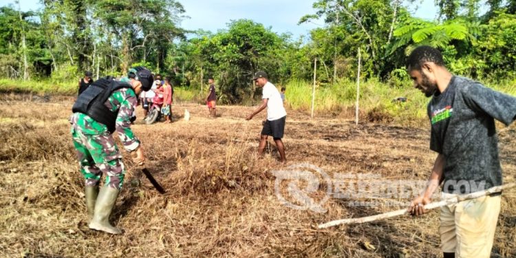 Satgas Yonif 310/KK Bersihkan Lahan Tidur, Bangun Sarana Olahraga Di Perbatasan