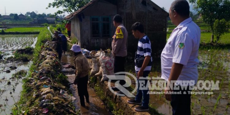 Bhabinkamtibmas bersama Staf Kelurahan dan BPBD Kota Sukabumi, Cek Tanggul Saluran Irigasi Yang Jebol