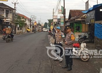 Berikan Pelayanan Kepada Masyarakat, Anggota Polsek Lembursitu Laksanakan Pengaturan Lalu Lintas