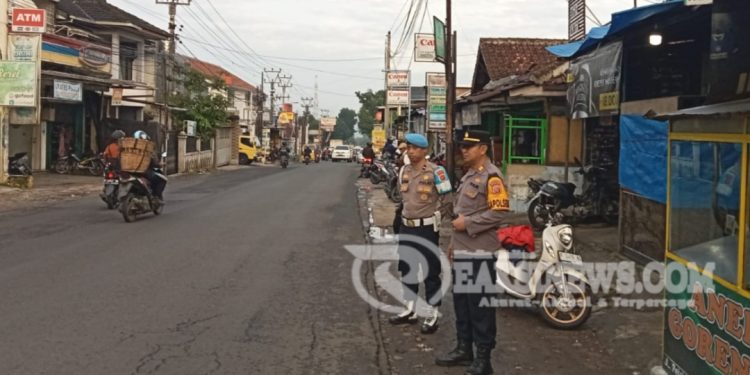 Berikan Pelayanan Kepada Masyarakat, Anggota Polsek Lembursitu Laksanakan Pengaturan Lalu Lintas