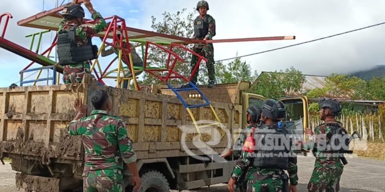 Taman Bermain Hasil Karya Prajurit 310 Untuk Anak-Anak Di Pedalaman Papua