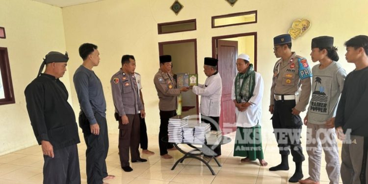 Memperingati Hari Bhayangkara ke 78 Polsek Cilograng, Bagikan Puluhan Al Qur’an ke Ponpes Al Istiqomah