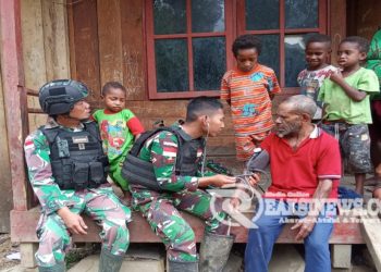 Kesehatan Warga Sebagai Prioritas, Satgas Yonif 310/KK Berikan Pengobatan Di Perbatasan