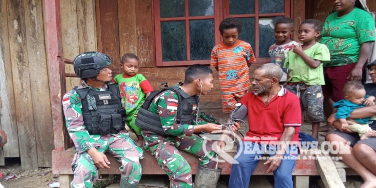 Kesehatan Warga Sebagai Prioritas, Satgas Yonif 310/KK Berikan Pengobatan Di Perbatasan