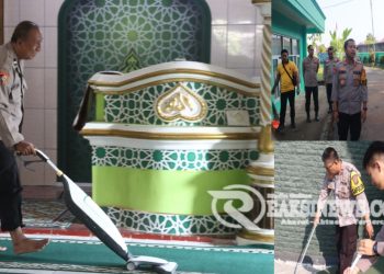 Polisi di Sukabumi Bersihkan Tempat Ibadah