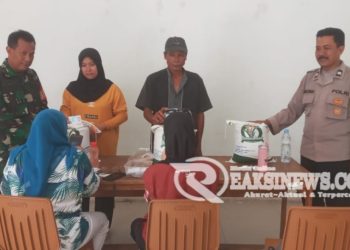 Bhabinkamtibmas Lembursitu Monitoring Pembagian Bantuan Bansos Beras Bulog