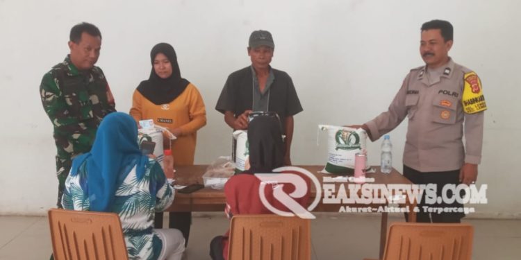 Bhabinkamtibmas Lembursitu Monitoring Pembagian Bantuan Bansos Beras Bulog
