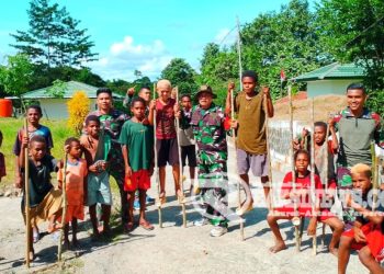 Asyiknya Permainan Tradisional, Satgas Yonif 310/KK Bersama Anak Papua Bermain Egrang