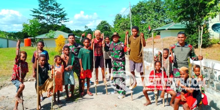 Asyiknya Permainan Tradisional, Satgas Yonif 310/KK Bersama Anak Papua Bermain Egrang