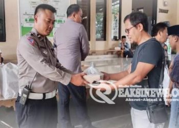 Berbagi di Mesjid, Polres Sukabumi Kota Bagikan Ratusan Nasi Kotak