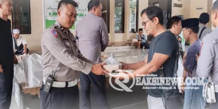 Berbagi di Mesjid, Polres Sukabumi Kota Bagikan Ratusan Nasi Kotak