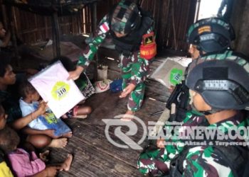 Perkuat Silaturahmi, Prajurit Yonif 310/KK Kunjungi “Keluarga Asuh” Di Perbatasan