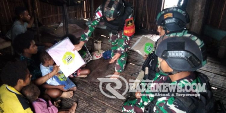 Perkuat Silaturahmi, Prajurit Yonif 310/KK Kunjungi “Keluarga Asuh” Di Perbatasan