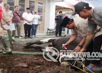 Anggota DPR RI Heri Gunawan bersama Keluarga Berbagi Daging Kurban Kepada Masyarakat