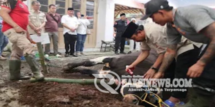 Anggota DPR RI Heri Gunawan bersama Keluarga Berbagi Daging Kurban Kepada Masyarakat