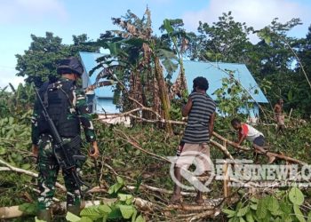Peduli Kenyamanan Ibadah, Satgas Yonif 310/KK Ajak Warga Perbatasan Bersihkan Gereja Santo Paulus