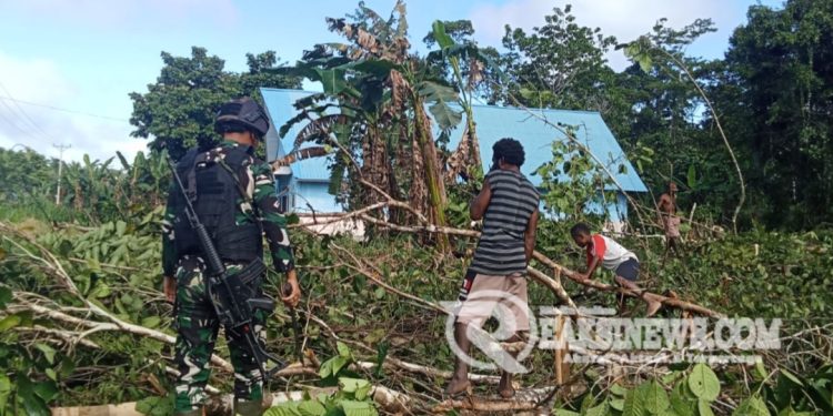Peduli Kenyamanan Ibadah, Satgas Yonif 310/KK Ajak Warga Perbatasan Bersihkan Gereja Santo Paulus