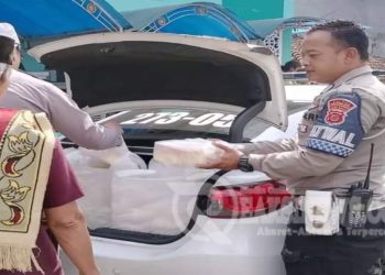 Lakukan Jum’at Berbagi, Polantas di Sukabumi Bagi-bagi Nasi Kotak