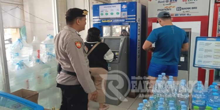 Anggota Patroli Polsek Lembursitu Polres Sukabumi Kota Pantau Dan Cek Mesin Atm