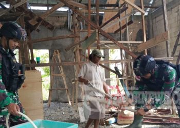 Manunggal Dengan Rakyat, Satgas Yonif 310/KK Bantu Percepatan Pembangunan Gereja