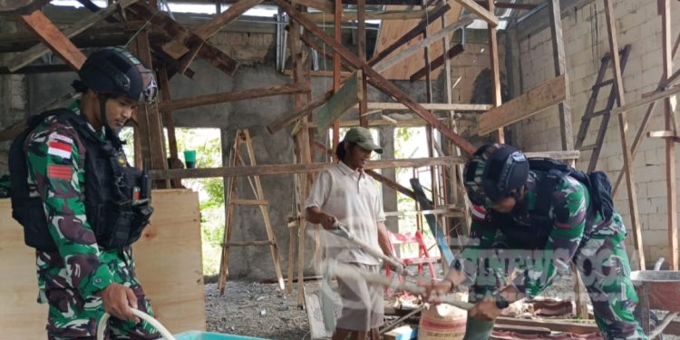 Manunggal Dengan Rakyat, Satgas Yonif 310/KK Bantu Percepatan Pembangunan Gereja