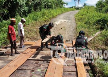 Keberadaannya Membawa Dampak Positif, Satgas Yonif 310/KK Perbaiki Jembatan Penghubung Antar Kampung