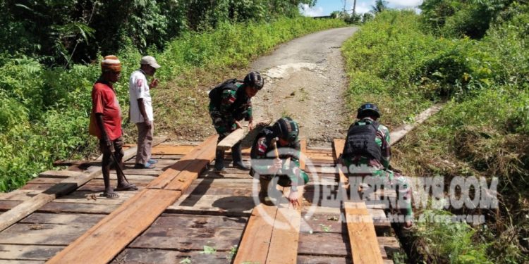 Keberadaannya Membawa Dampak Positif, Satgas Yonif 310/KK Perbaiki Jembatan Penghubung Antar Kampung
