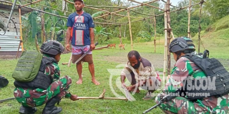 Tumbuhkan Semangat Gotong Royong, Satgas Yonif 310/KK Gelar Karya Bhakti