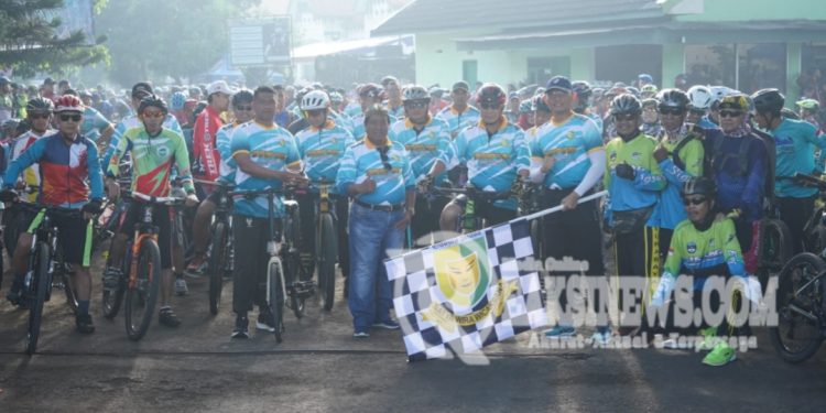 Semarakkan HUT POMAD, Pangdivif 2 Kostrad Ikuti Gowes