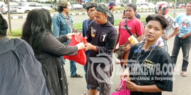 Jurnalis Berbagi Kaum Duafa dan Anak Jalanan di Depan Subdenpom III/I-3 Cibinong